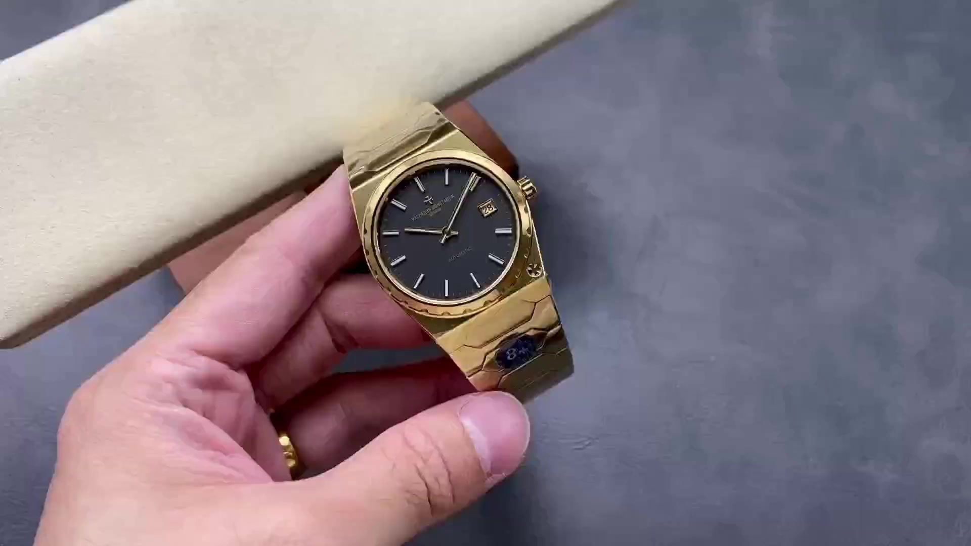 ヴァシュロン・コンスタンタンの新作モデル222