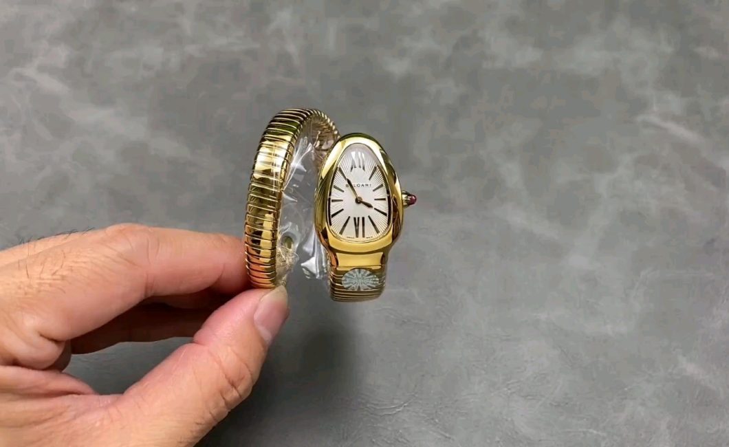 ブルガリの蛇形時計はなぜ今も注目されているのか？