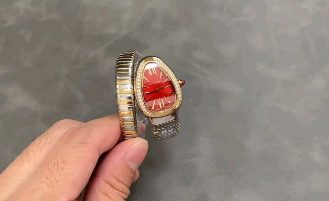 驚きの新作モデル！BVブルガリの蛇形時計を完璧に復刻版？