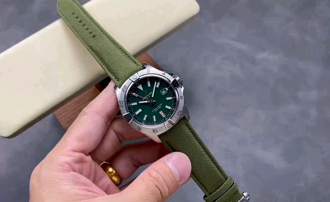 旅とアドベンチャーに！ブライトリングアベンジャーシリーズ43mm GMTレビュー