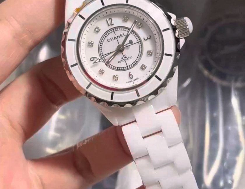 シャネル J12 33mm、レディースを虜にするその魅力とは？