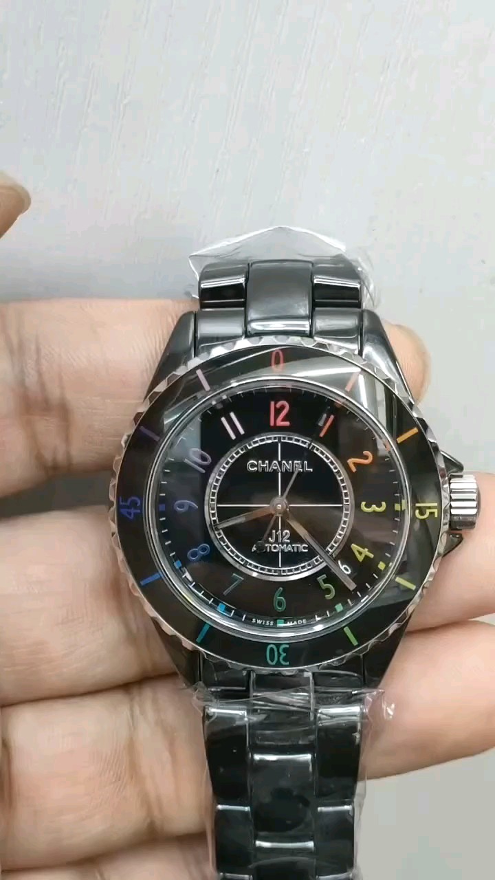 シャネルJ12再進化！38mmシースルーバック機械式腕時計の魅力に迫る
