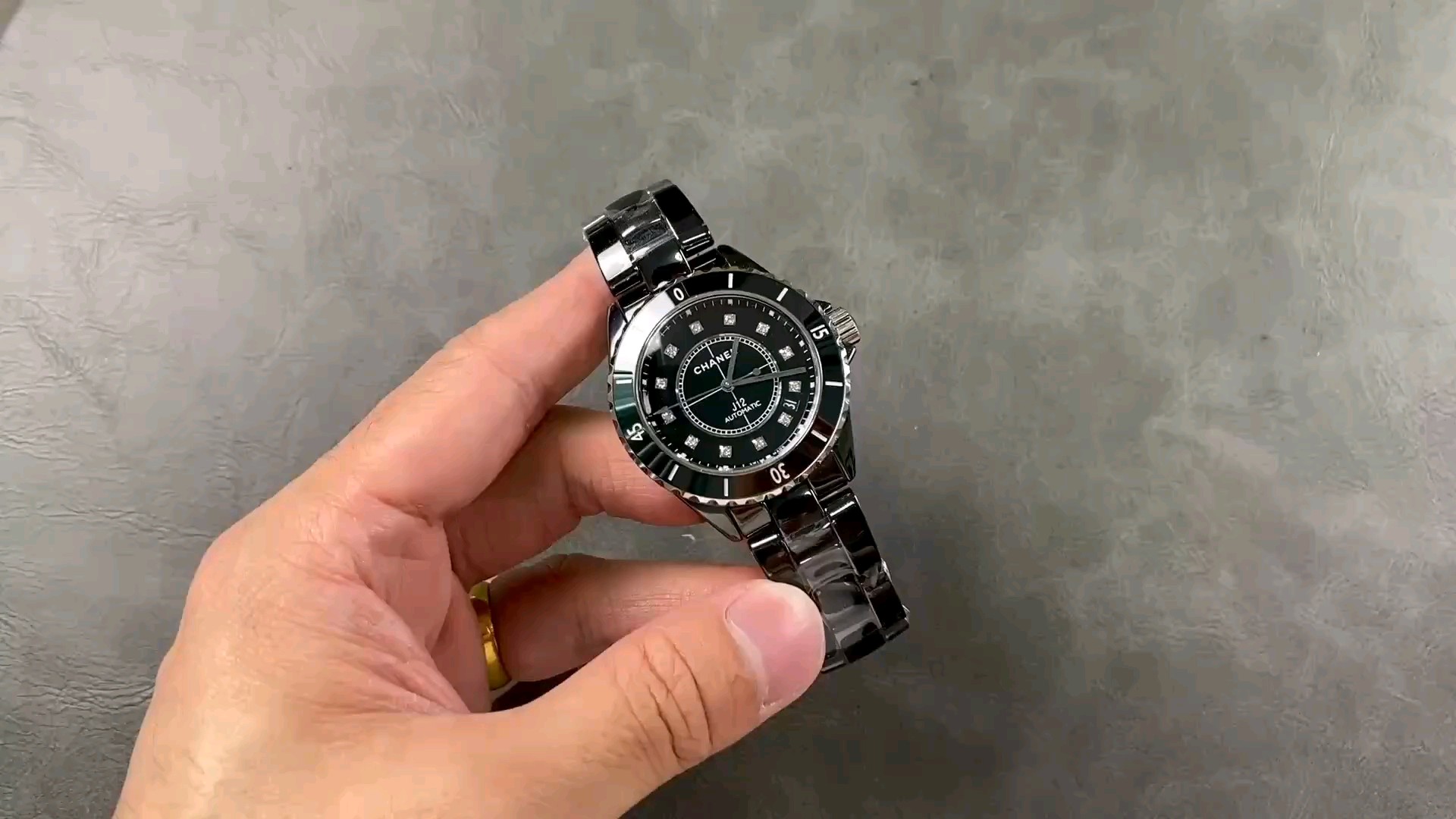 シャネルJ12シリーズの新作モデルHTスーパーカーズ―その魅力と実力を検定！