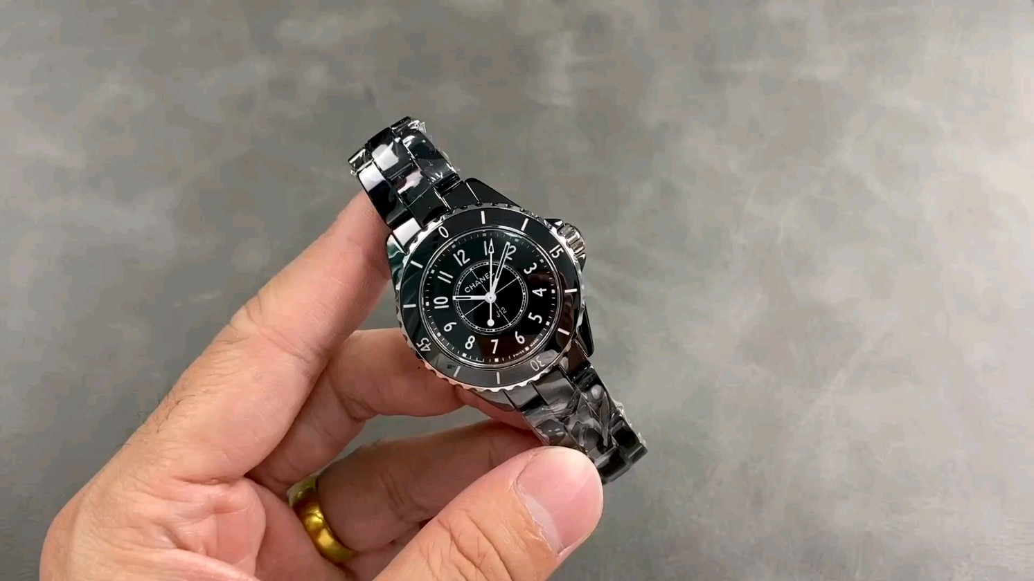 VS シャネル新作モデル ドーム型風防 J12 セラミック 33mm