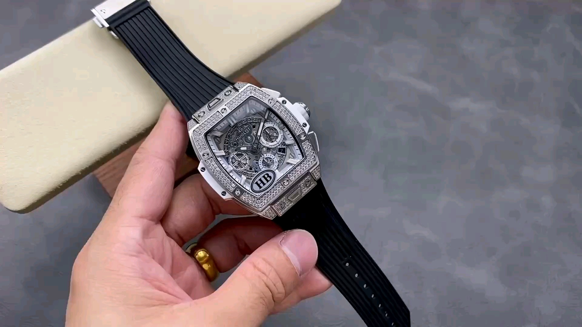 HB工房 ウブロ トノー型ケース 新バージョンV3 一体化クイックリリース オリジナルに忠実な色とディテール