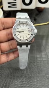 【ミルクホワイトのアピール】ロイヤルオーク・オフショア37mmのエレガンスなアピール