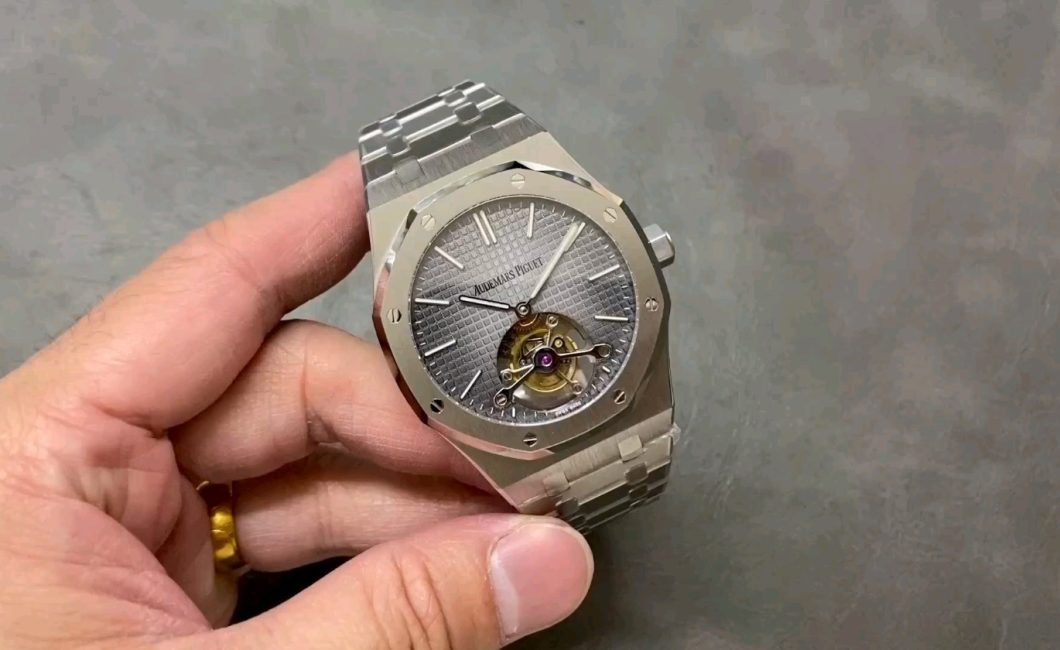 オーデマ ピゲロイヤルオークトゥールビヨンの魅力とは？その独自性を探る！