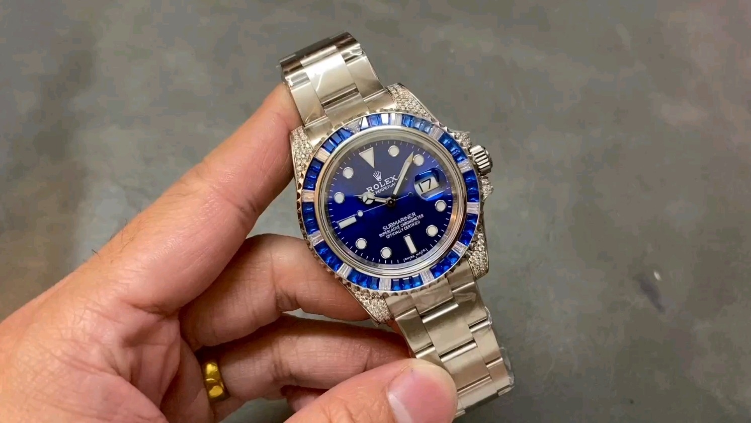 ロレックス満ダイヤブルースブイ、ダイバーズウォッチの新たな定番モデル？