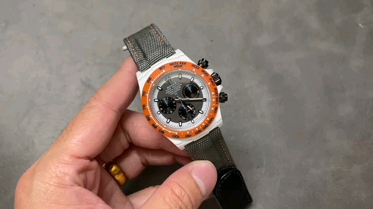 「ニュースペースクロノグラフDiwカスタマイズカーボンファイバーカスタムモデルデイトナ 4130ムーブメント」