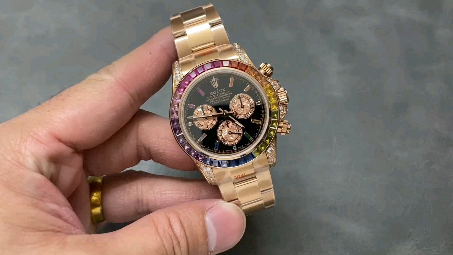 ロレックス デイトナ レインボーモデルの魅力とは？