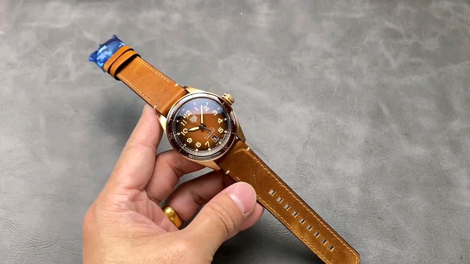 話題沸騰！タグ・ホイヤーオータヴィアのブロンズモデルとは？