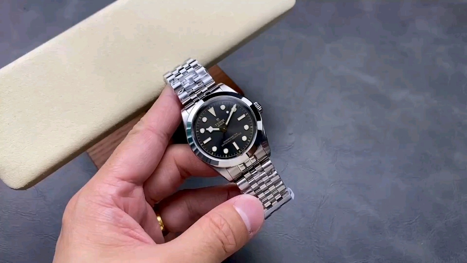 チューダーブラックベイM79660-0001レビュー！本格の品質を手に入れよう