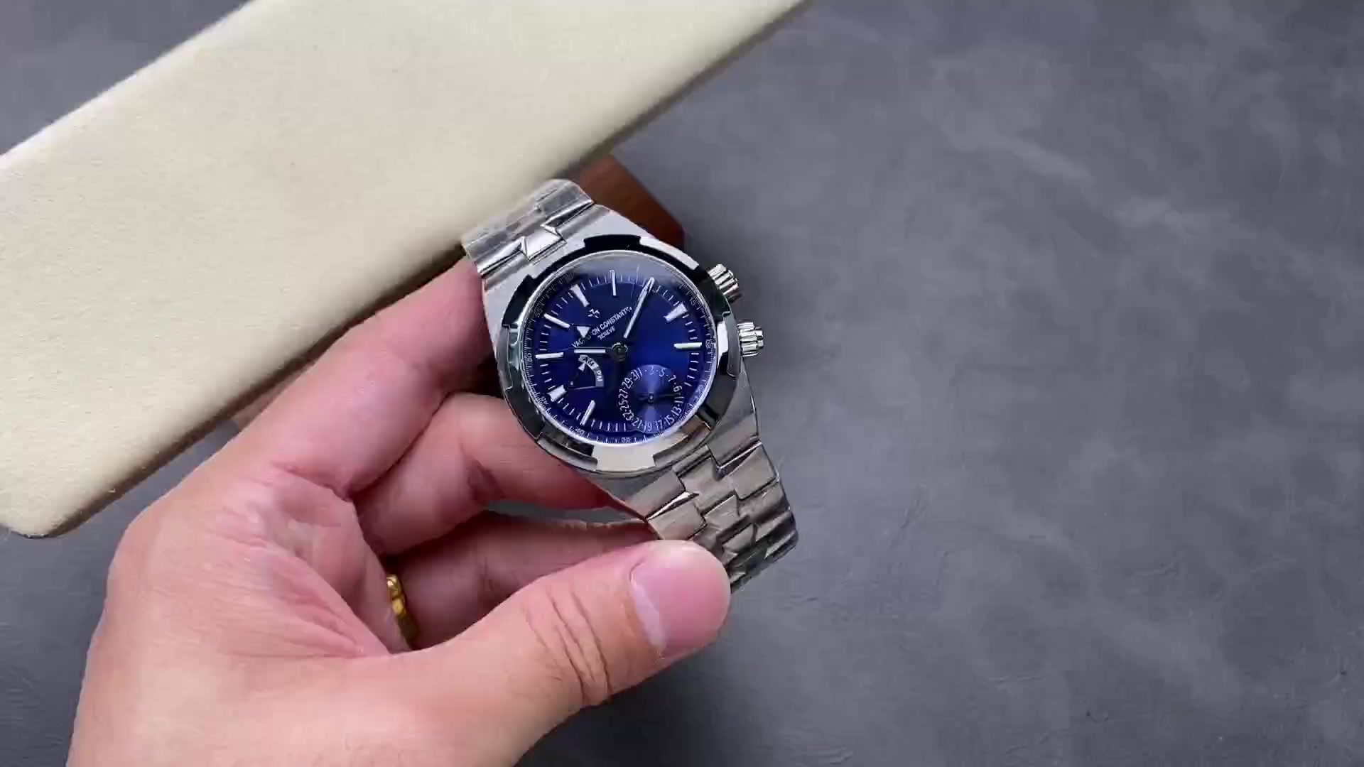 ヴァシュロン・コンスタンタン オーヴァーシーズ7900Vの魅力に迫る