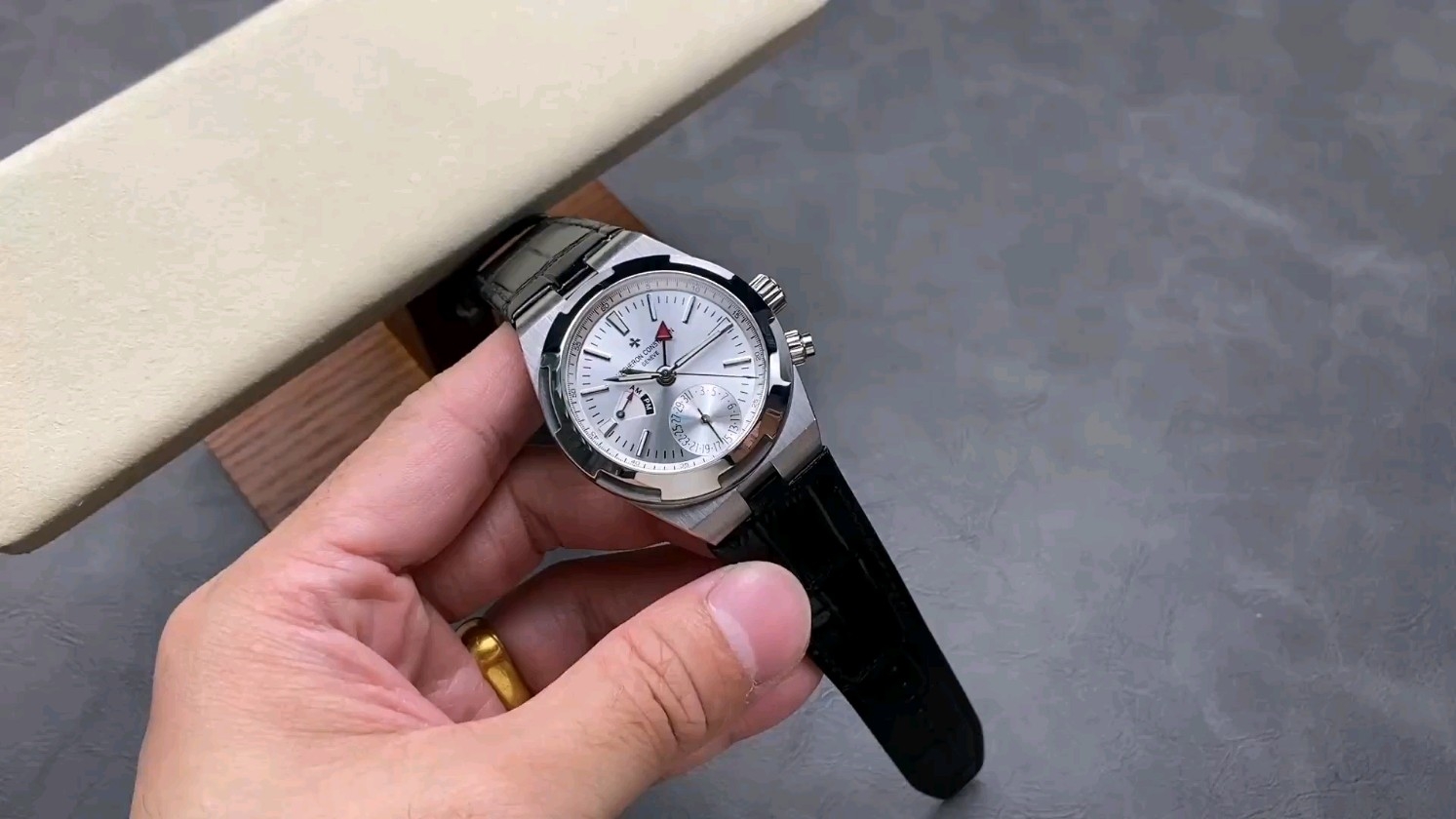ヴァシュロン・コンスタンタンのワールドタイム7900Vシリーズとは？その魅力に迫る！