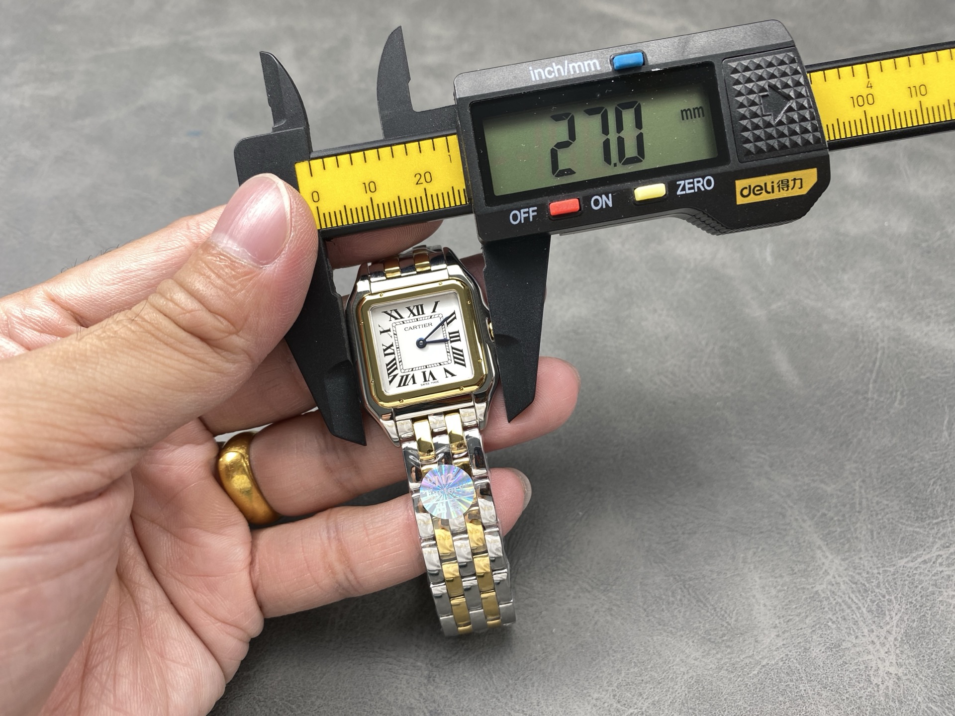 カジュアルにもスーツにも合う！カード゠ッシュ゙ャトゥールの魅力とは