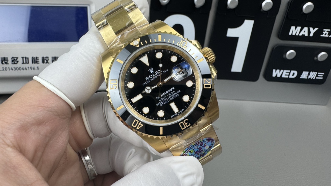 「40丹東オールゴールドブラックサブマリーナ」
