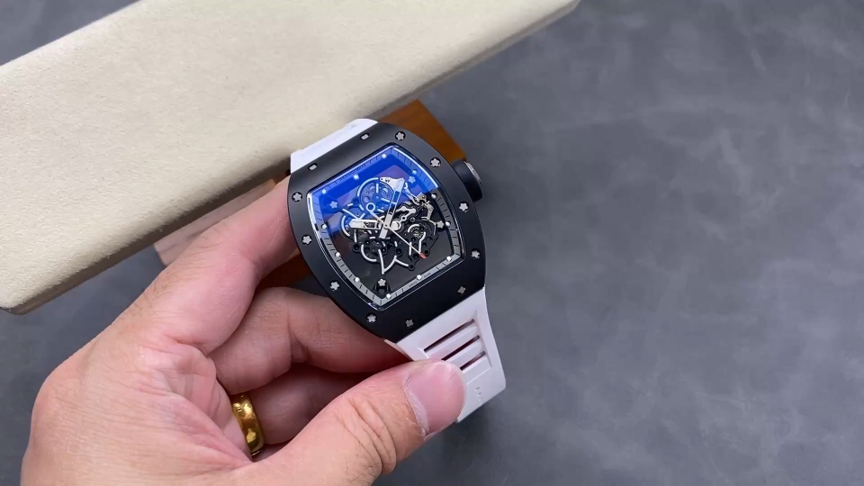 理想のリシャール・ミル？RM055の魅力とその裏蓋を探る！