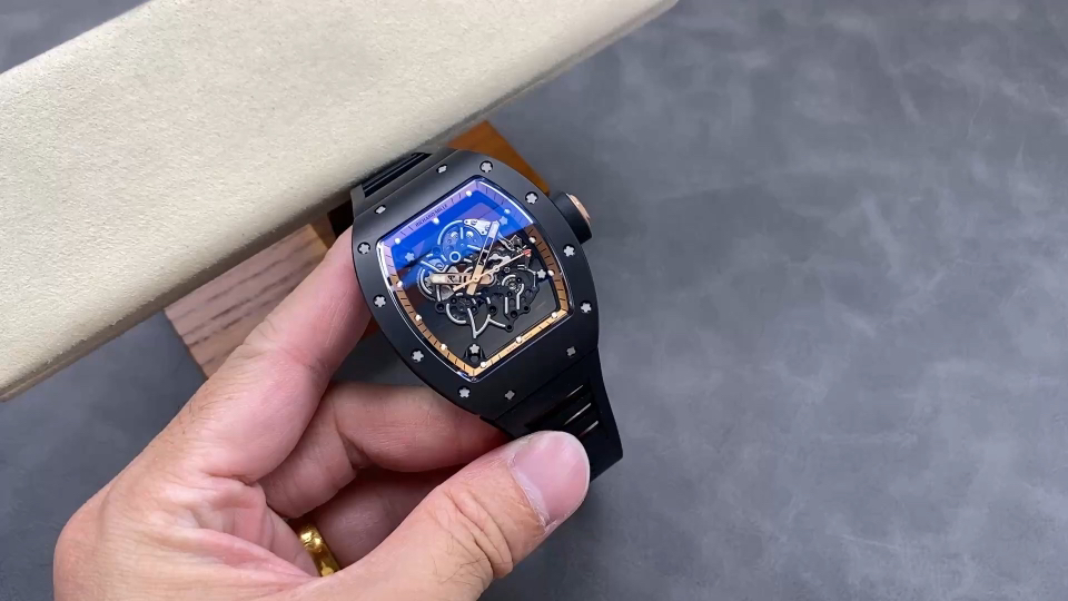 リシャール・ミルのレプリカレビュー！航空技術で軽量で快適なRM055を徹底解析