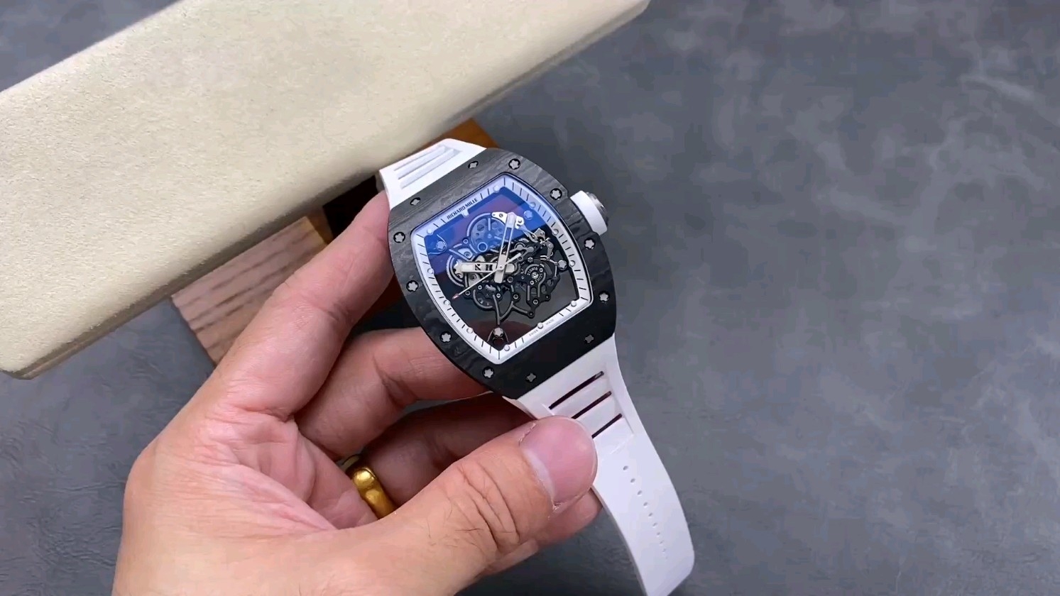 リチャードミルRM055の究極レプリカが登場！その魅力に迫る