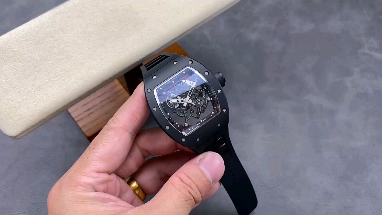 リシャールミルRM055復刻版を詳しく解剖学！そのシークレットとは？