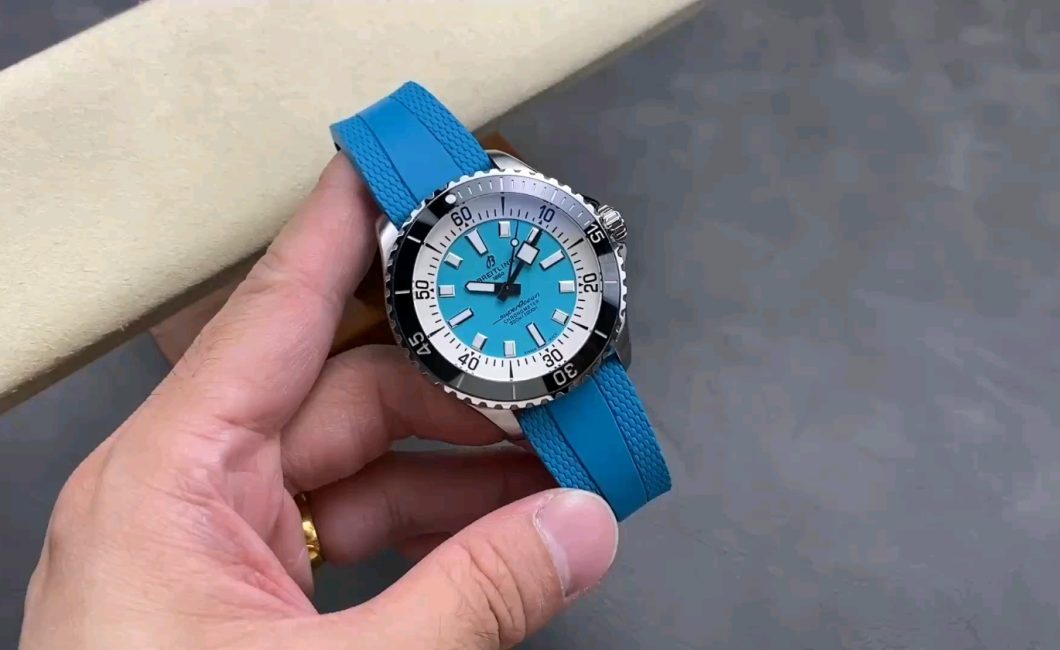 センチュリーゴーストスーパーオーシャン42mmのシークレット！スペシャルな夏を演出する逸品