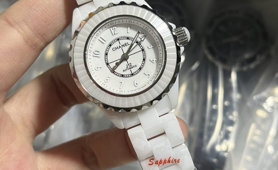 シャネル J12 33mmで手首にスペシャルな輝きを！レビュー＆比較