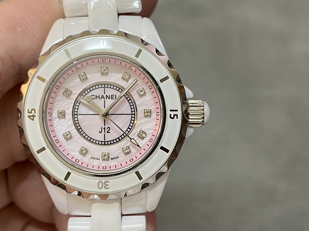 「TW シャネルシャネル J12 セラミック 33mmサイズ クォーツムーブメント」