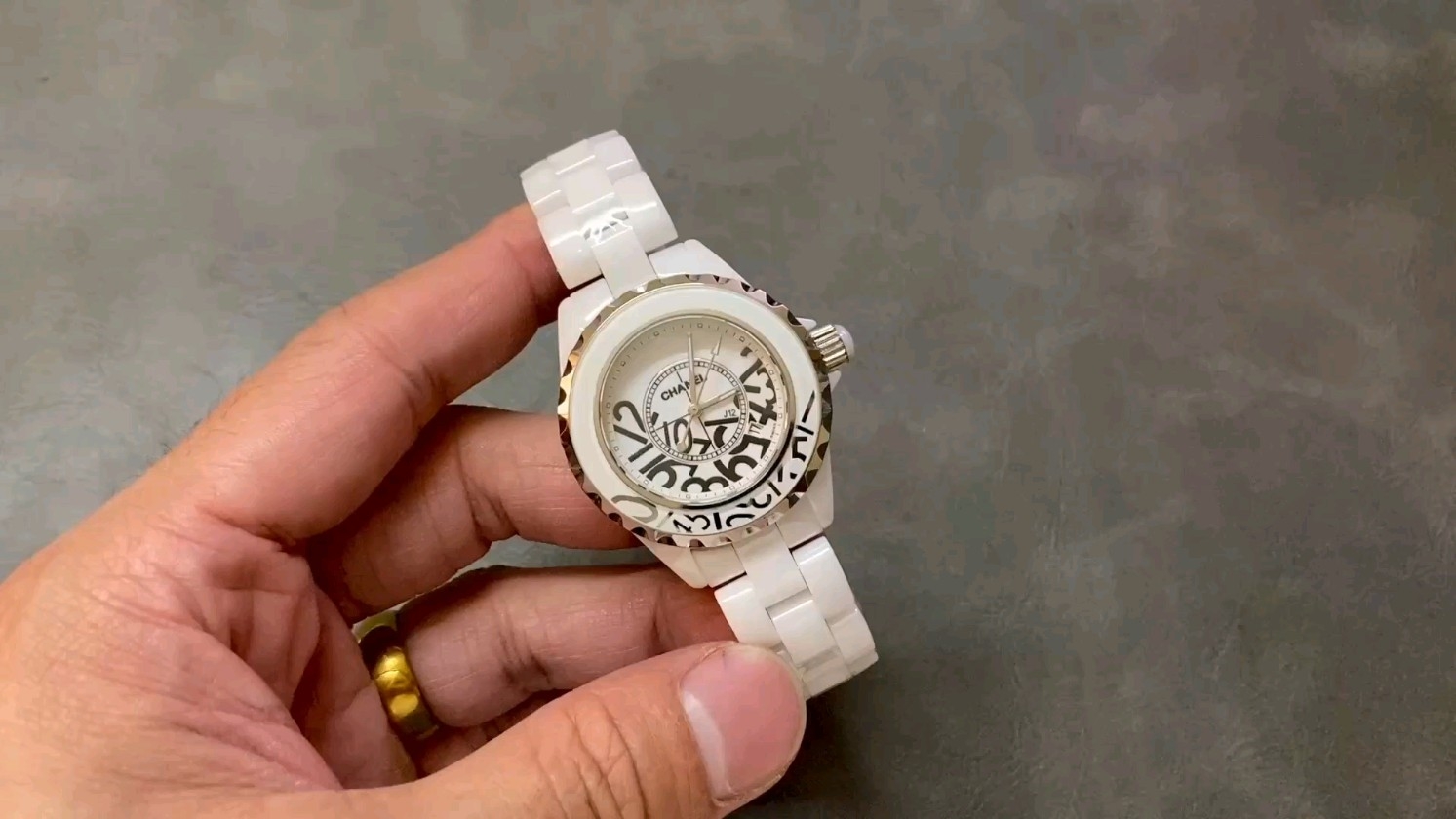 「TW シャネル シャネル J12 セラミック 33mm クオーツ」