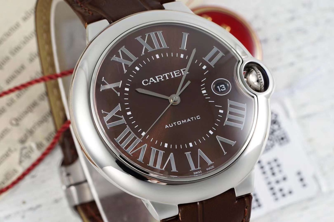 カルティエブルーバルーン40mm、ビジネスシーンで際立つつ？