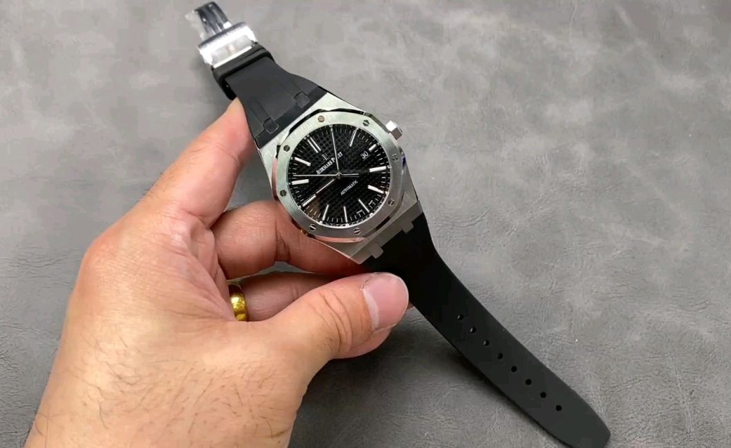 オーデマ ピゲロイヤルオーク15400の魅力とは？そのパフォーマンスを徹底解説！