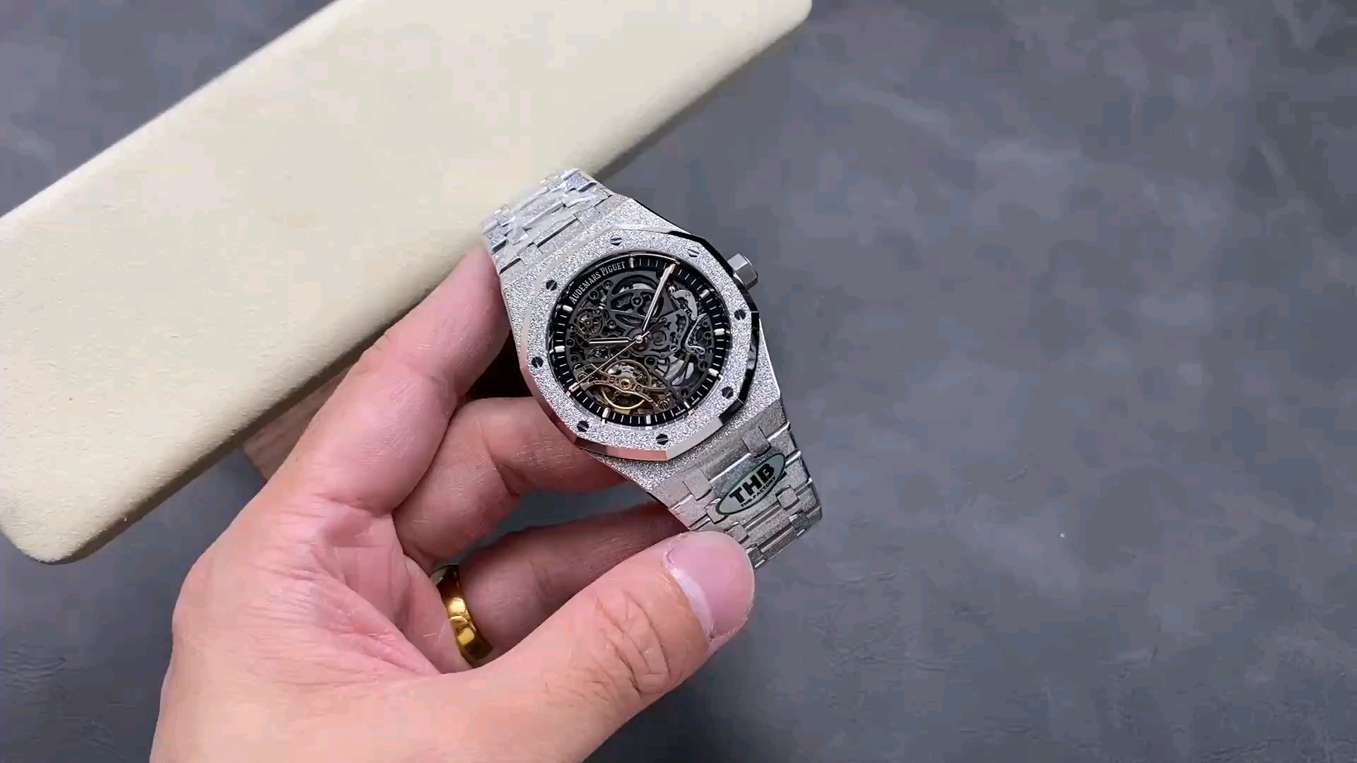 オーデマ ピゲロイヤルオーク15407！この美しいムーブメントのシークレットとは？