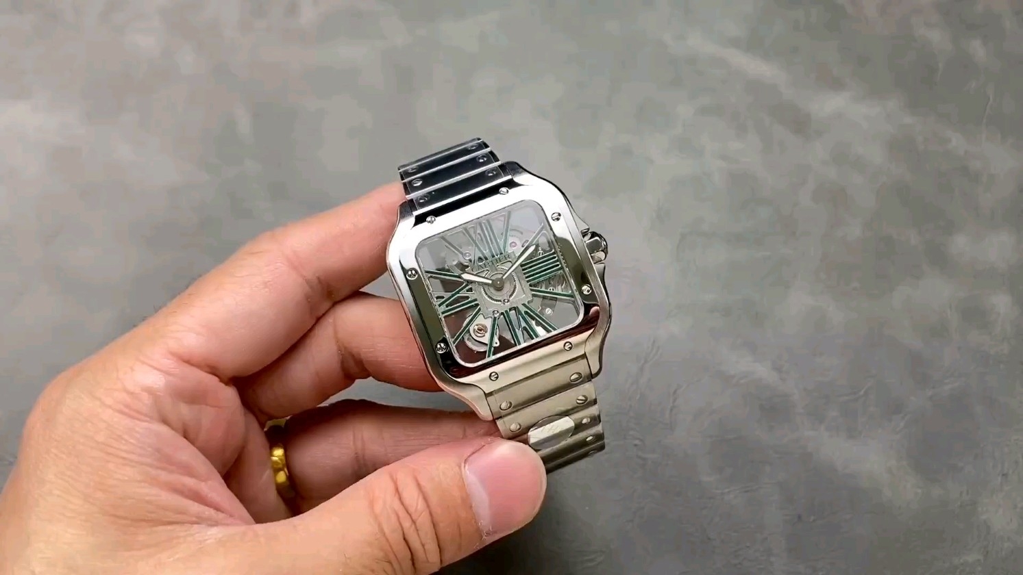カリスマのシンボル！THB サントススケルトンウォッチの魅力とは？
