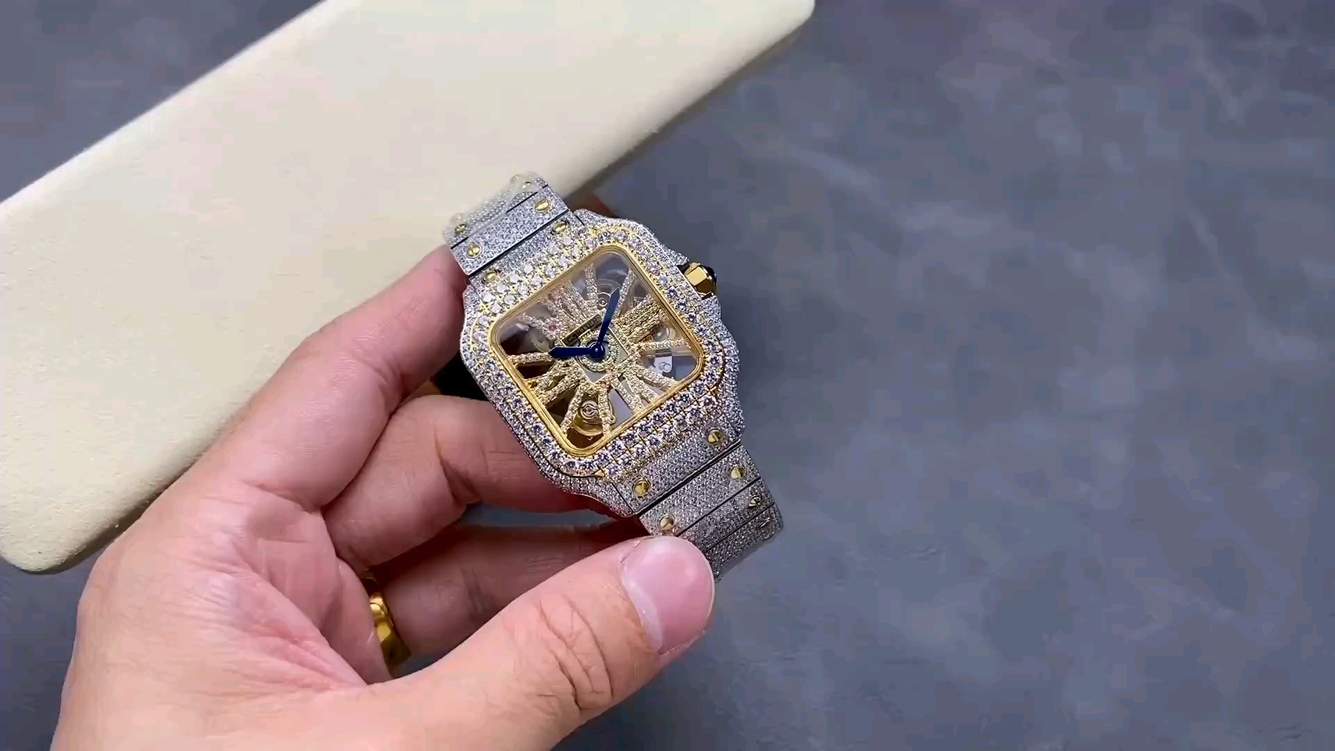 カルティエ サントス スケルトン 17万の見事な激安レプリカを試してみた！