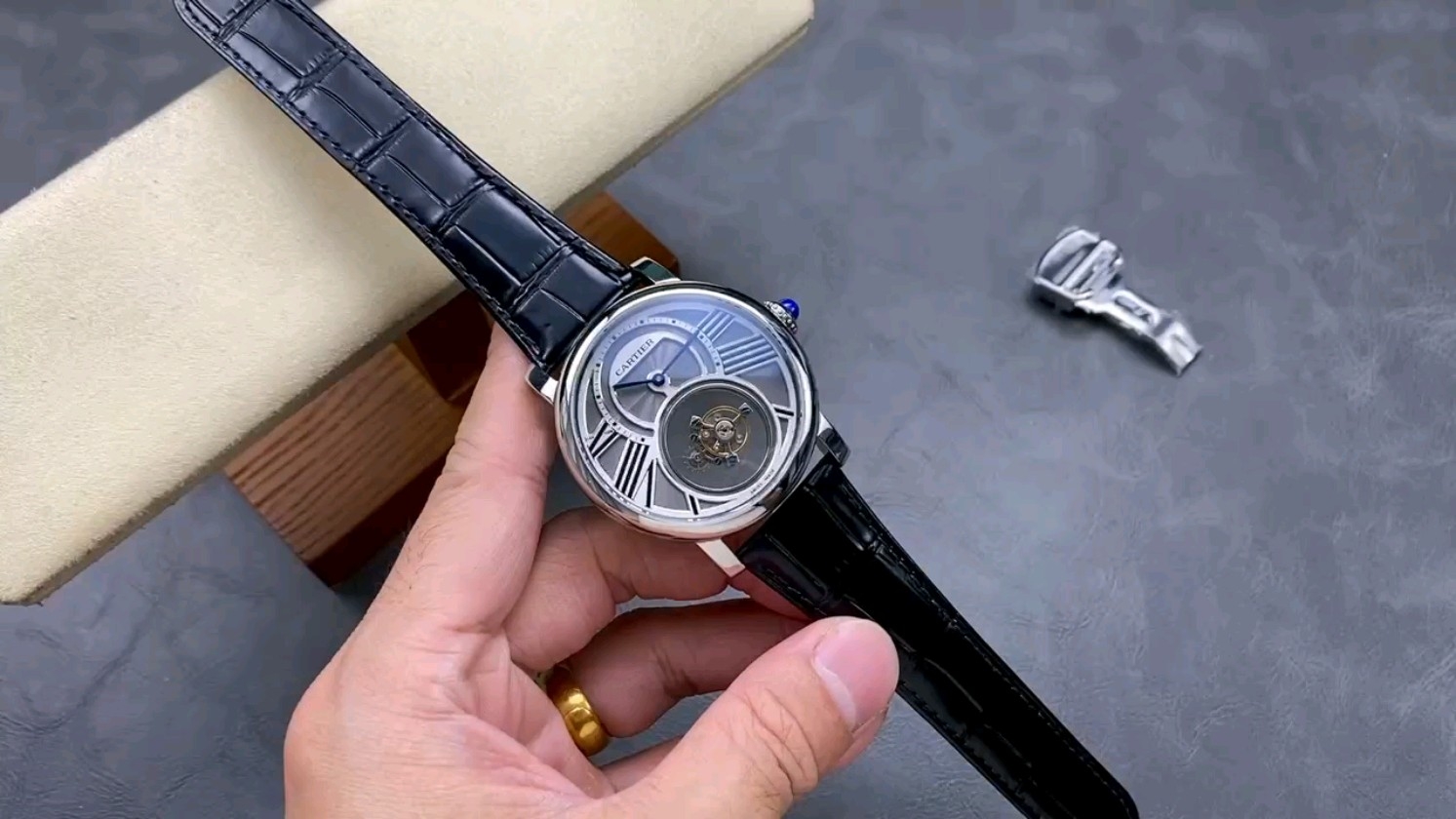 驚異の技術！カジュアルでも楽しめるカルティエのミステリートゥールビヨンウォッチ