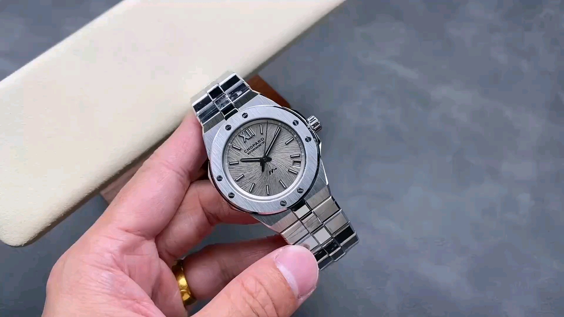 ショパールアルパインイーグルは本物に優れているのか？41mmの魅力を探る！