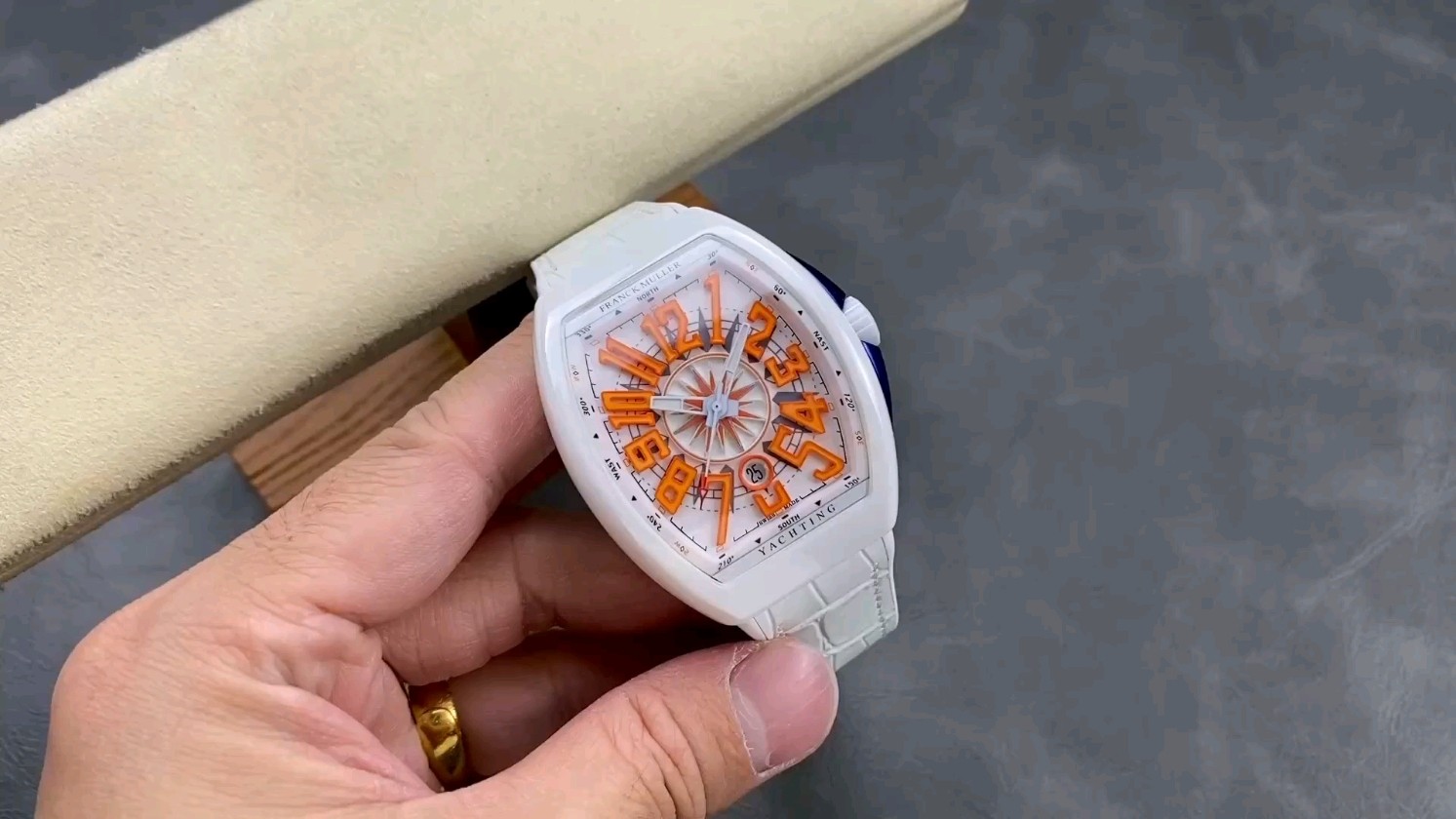 フランク・ミュラーV45セラミックモデル