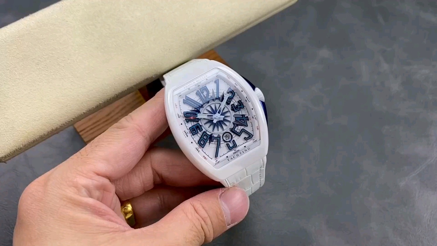 フランク・ミュラーV45セラミックヨットモデルの魅力を探る！45mmで高級感たっぷり？