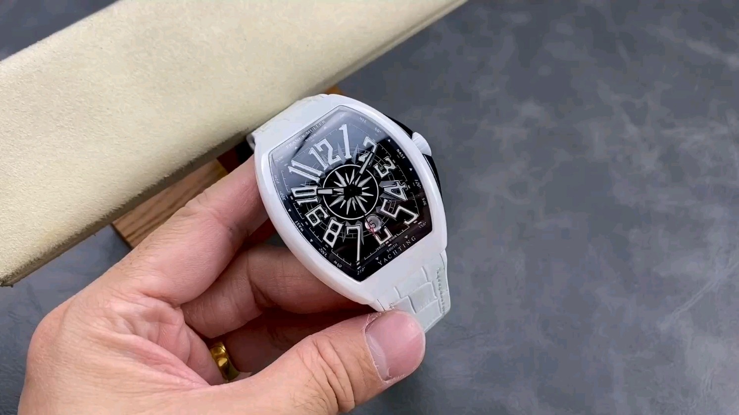 腕時計セレクションびの新たな定番！？フランク・ミュラーV45セラミックモデルを徹底検証