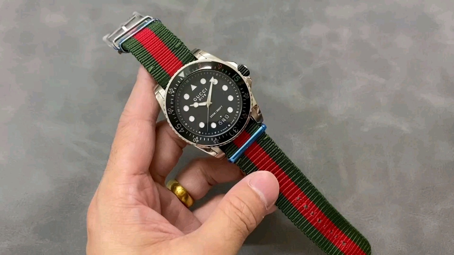 オリジナル グッチ スイス製クオーツムーブメント 45mm
