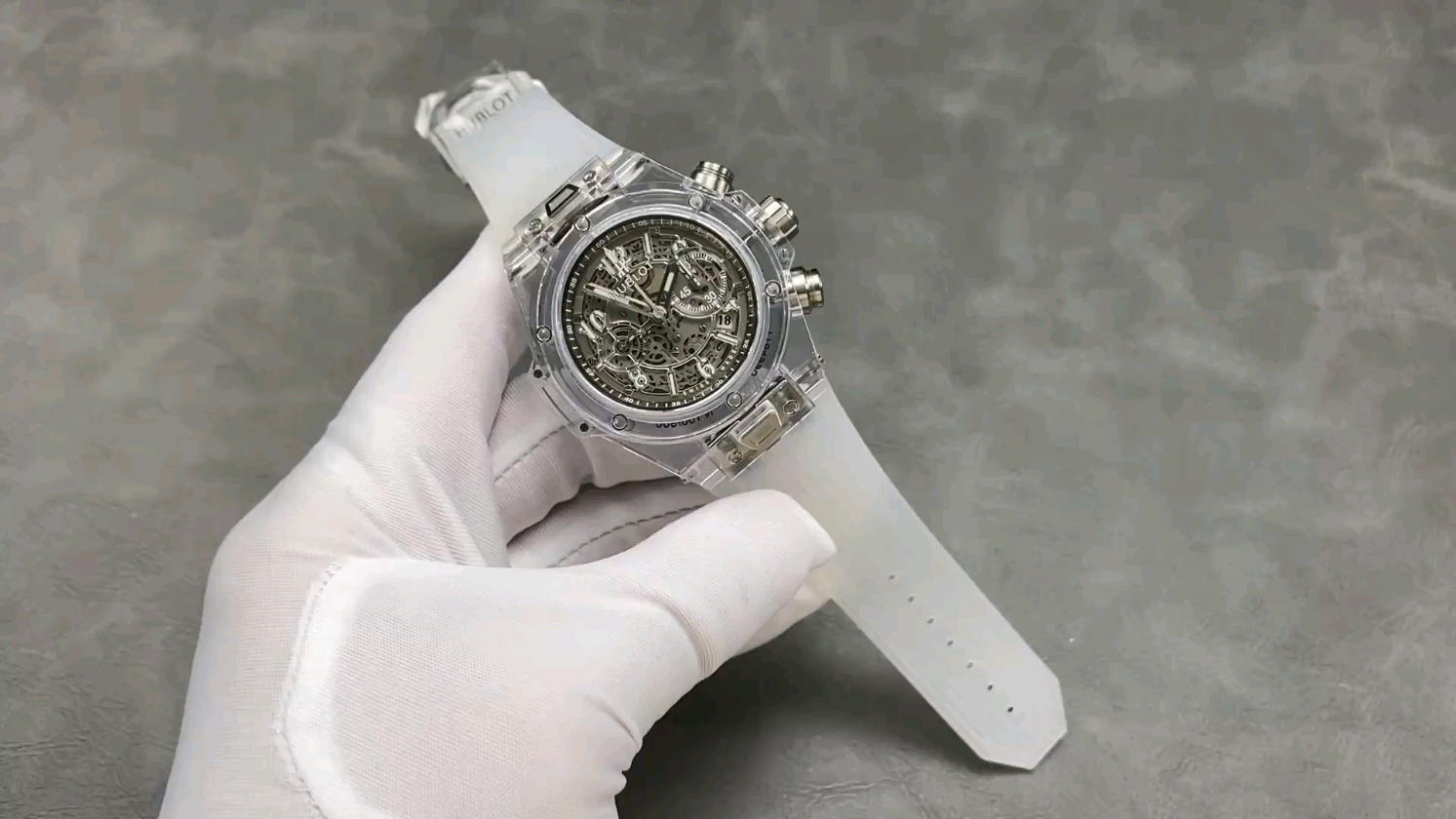 スケルトンウォッチの魅力再発見！手首で輝くウブロBIG バングの復刻版