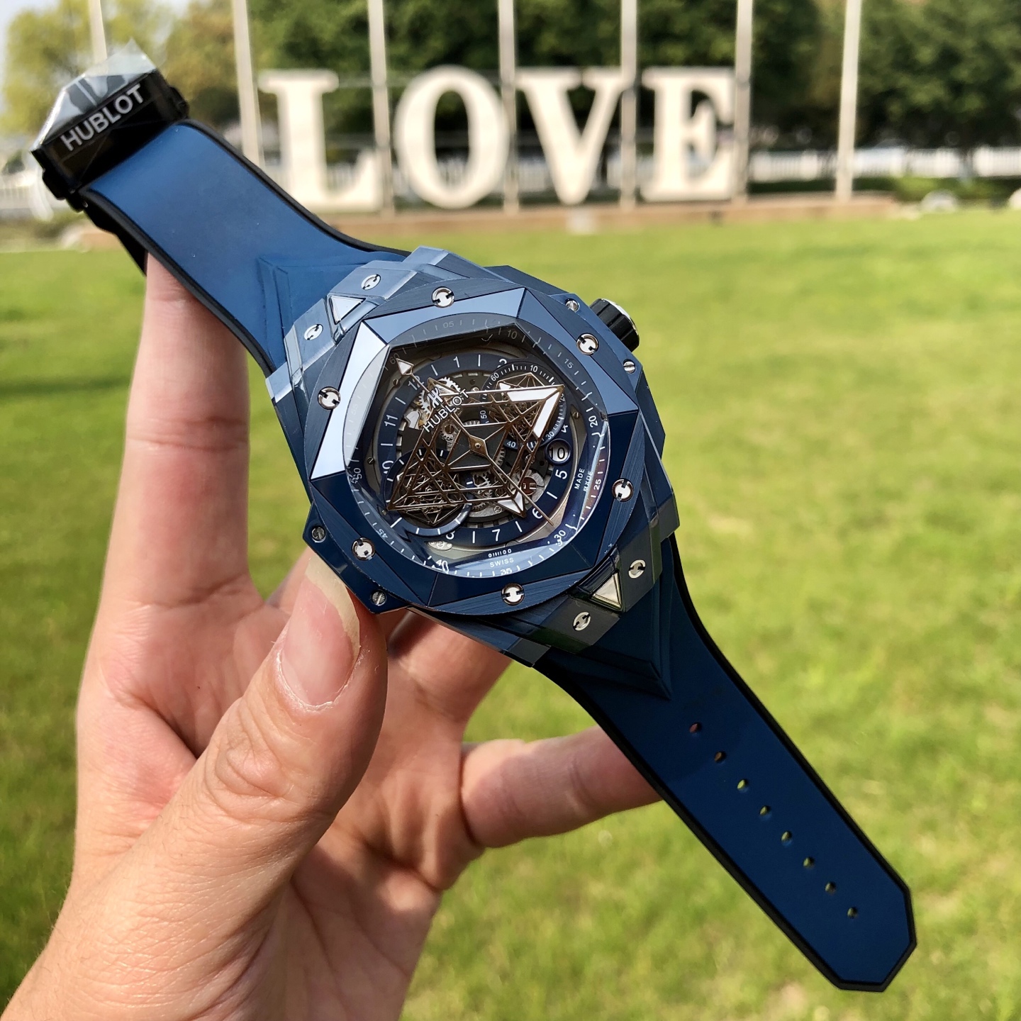 ウブロの新作モデルBig バング サンギング ブルー Ⅱで感じる色彩と形状のレボリューション！