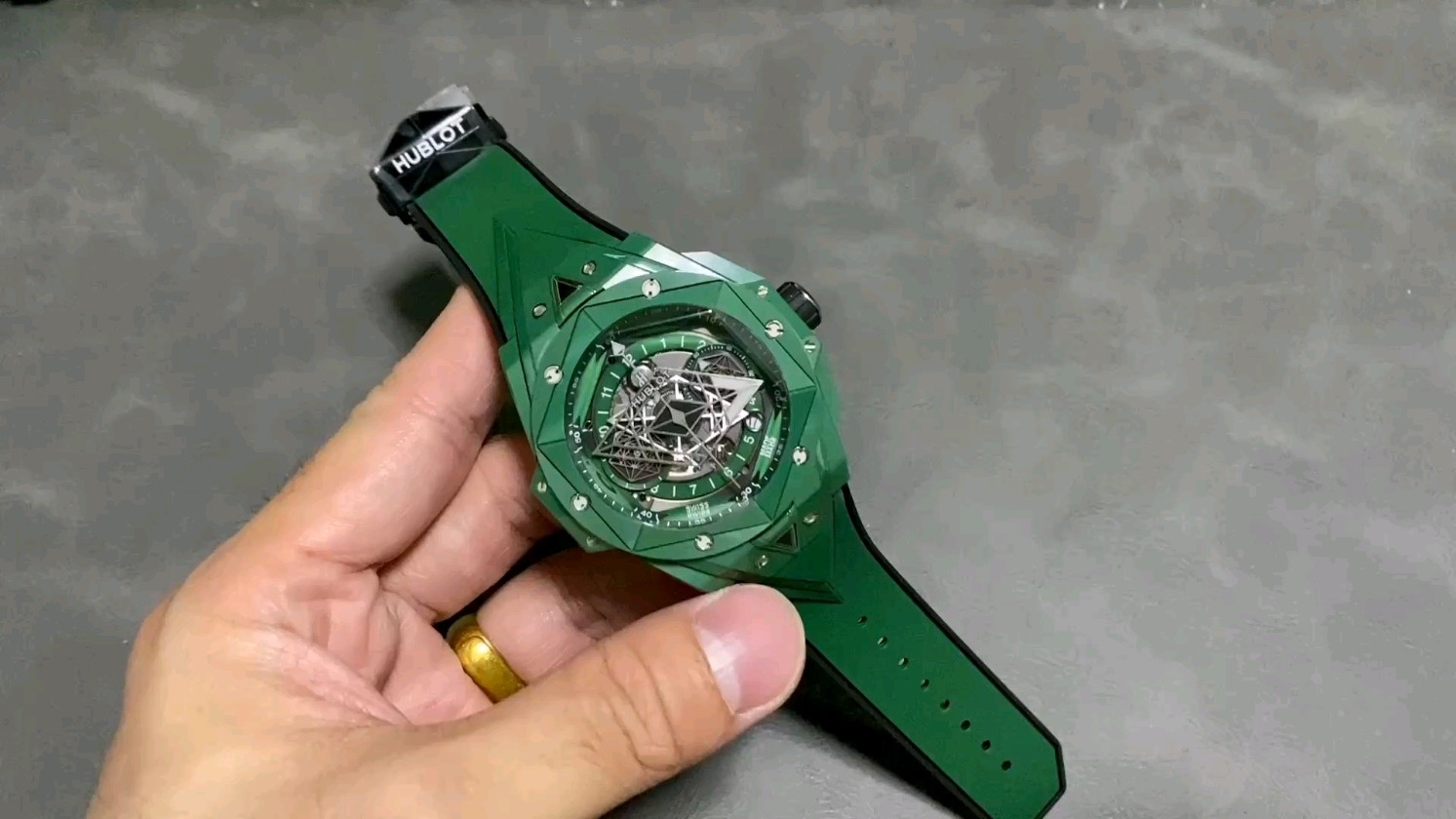 驚異のセラミック技術！ウブロ Big バング サンギング ブルー IIが見せるタトゥーウォッチの魅力