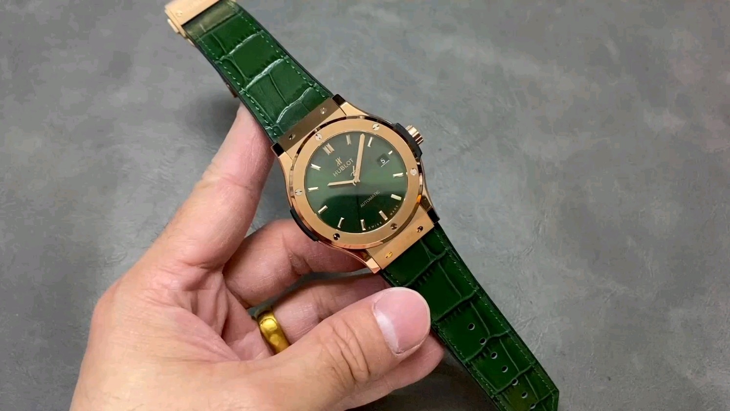クラシック・フュージョンの42mmモデルを試す！驚きの精度と魅力は？