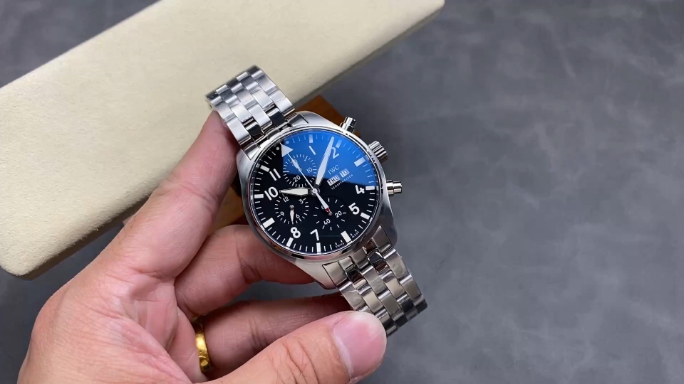 エンチャントメントのIWC IWCパイロットウォッチシリーズ！新作モデルIW378003を徹底レビュー