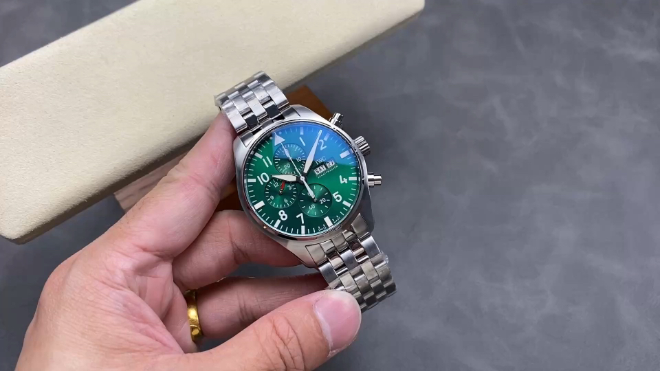 どこを選ぶ？新しいIWCパイロットシリーズIW378003をレビュー！