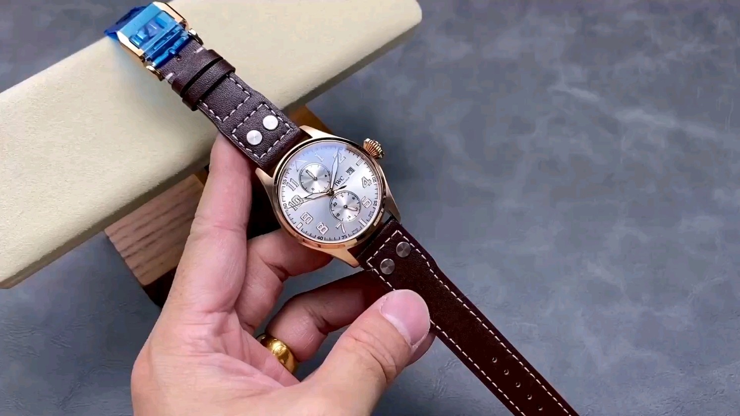 新作モデルIWCロングパワーリザーブムーンフェイズウォッチの魅力と装着感想