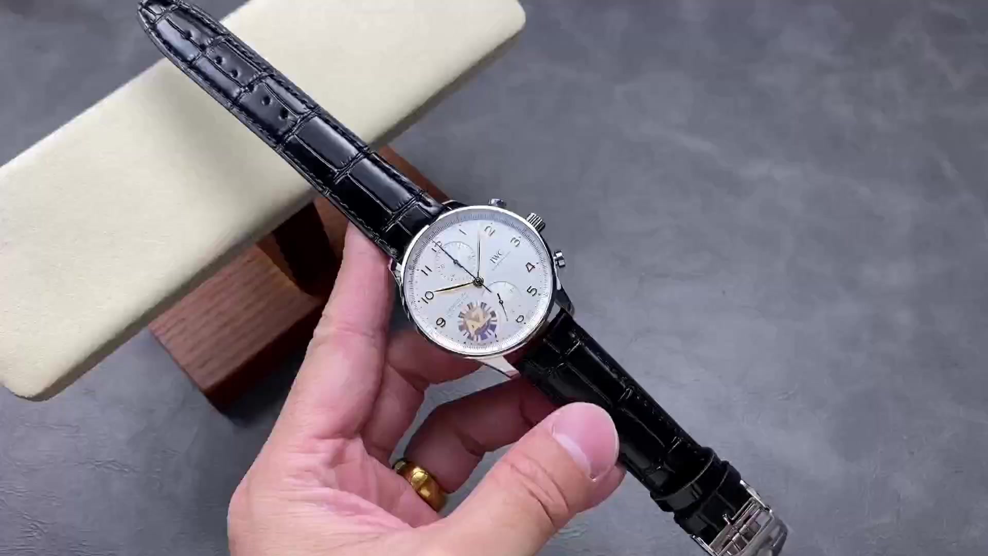 IWCポルトギーゼシリーズ時計の魅力！本物との徹底比較