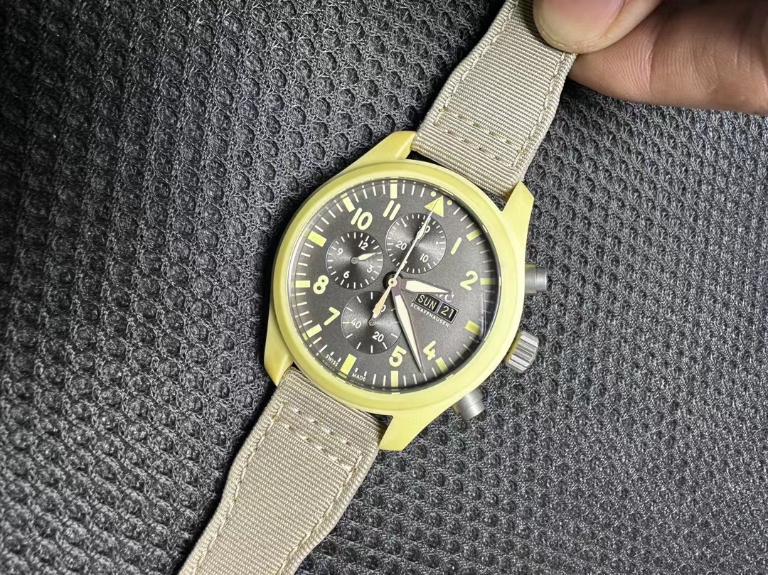 T+プラス IWC新作 イエローセラミック パイロット