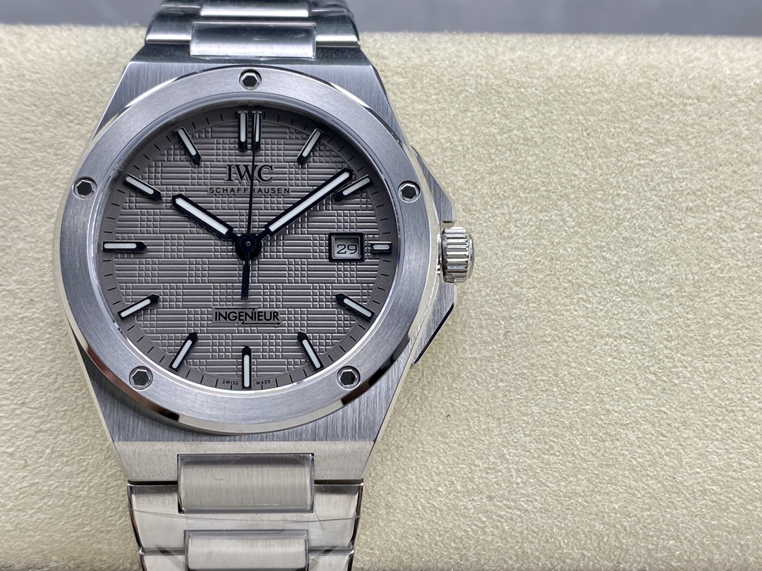 IWC新作モデルエンジニア腕時計40mmレビュー！その魅力とは？