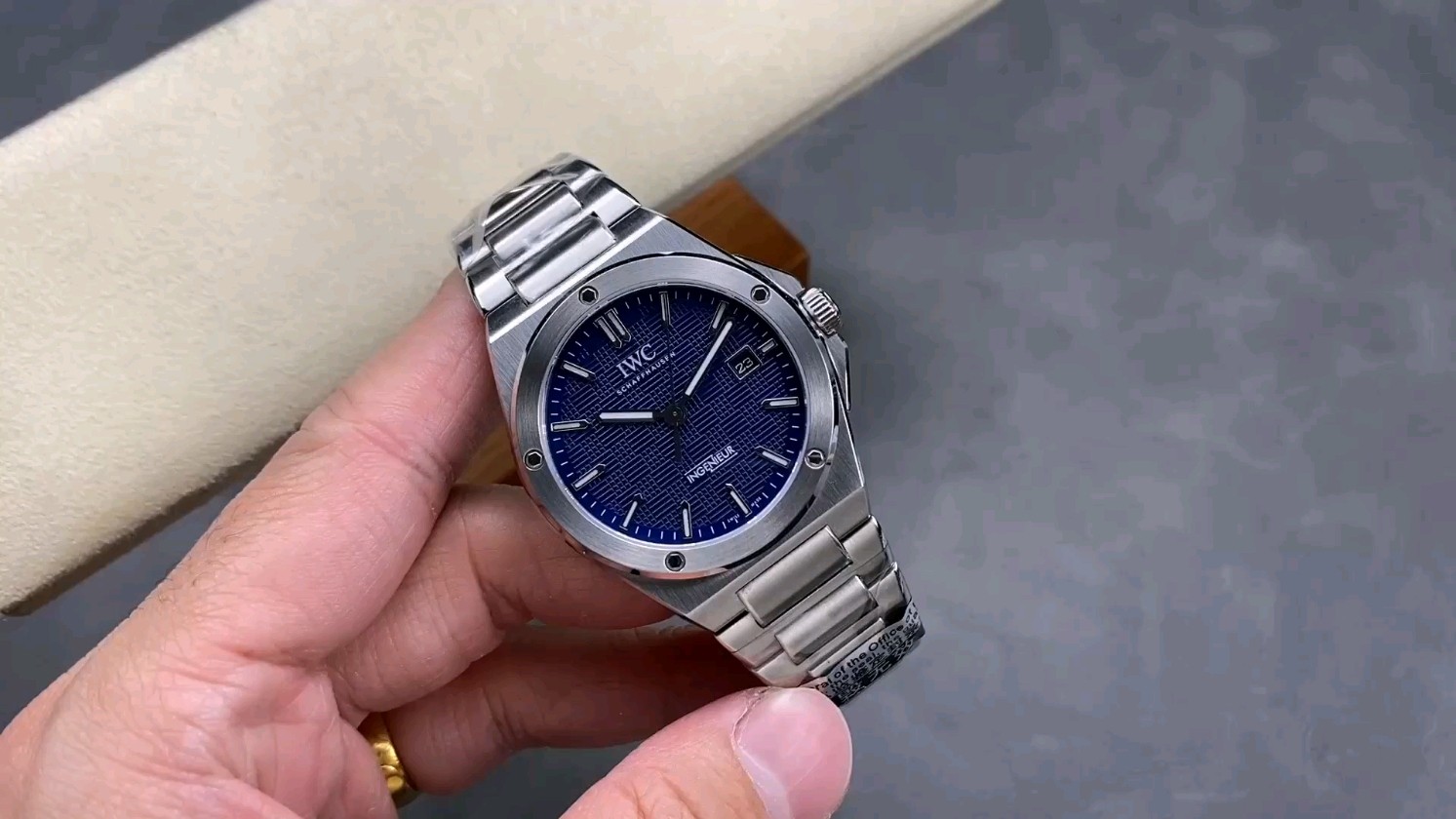 IWC新作モデルエンジニアシリーズの魅力とは？70年代スタイル再現！